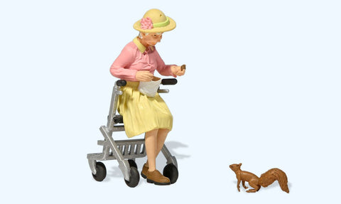 Preiser 44945 Dame met Rollator en Eekhoorn